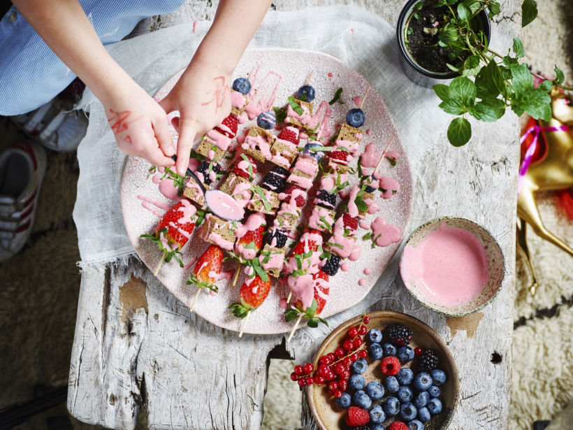 Spiesjes van speltcake en fruit met aardbeiencoulis door Sofie Dumont