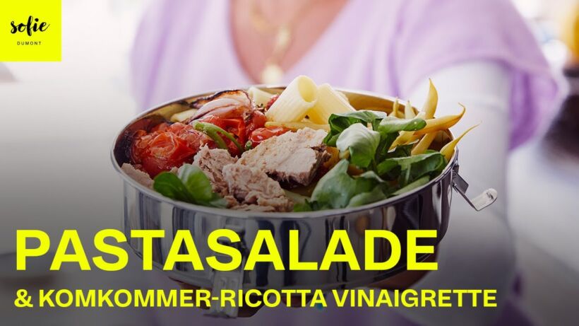 Pasta salade met gepofte tomaatjes, boontjes, tonijn en komkommer-ricotta vinaigrette