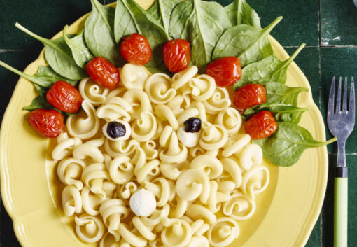 spinazie-met-pasta-en-gepofte-tomaatjes-door-sofie-dumont-scaled_1020x1280_bijgeknipt