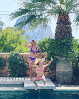 Sofie Dumont en Grace aan het zwembad in Ibiza