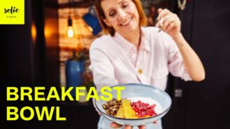 Breakfast Bowl met yoghurt, granola, sinaasappel en granaatappel