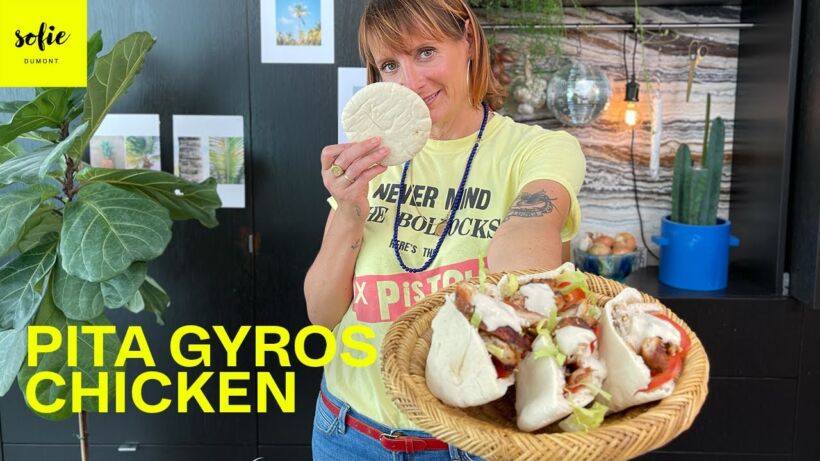 Pita met kip gyros, hummus en yoghurt-look-tahinsaus