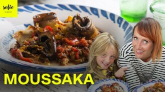 Moussaka végétarienne avec des lentilles et de la sauce tomate