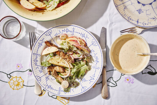 Aardappelsalade met gekarameliseerde varkensreepjes en yoghurtdressing
