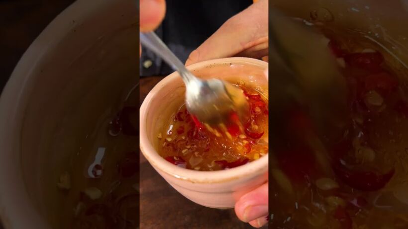 Vegetarische samosa met feta-burrata dip en hot-honey drizzle